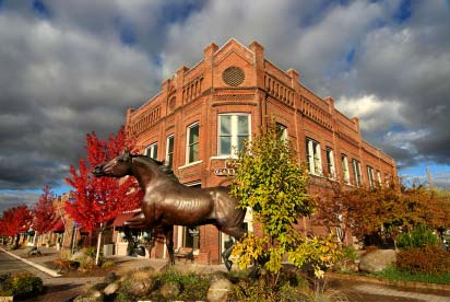 freedom Horse in front of Valley Bronze, Photography by Mary Edwards